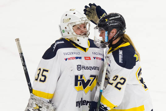 s målvakt Wilma Nilsson jublar