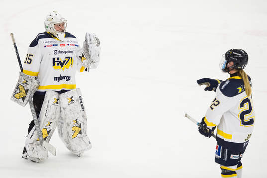 s målvakt Wilma Nilsson jublar