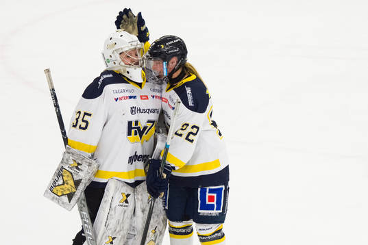 s målvakt Wilma Nilsson jublar