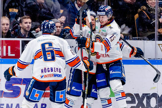 Växjös Brendan Shinnimin och Dominik Bokk jublar
