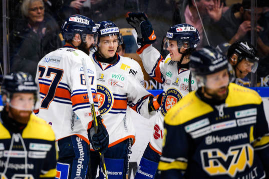 Växjös Julius Junttila jublar