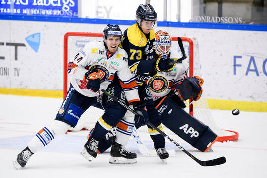 s Sebastian Wännström och målvakt Victor Östman
