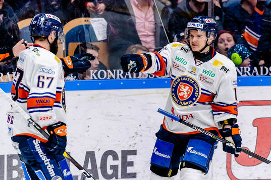 Växjös Julius Junttila och Linus Fröberg jublar