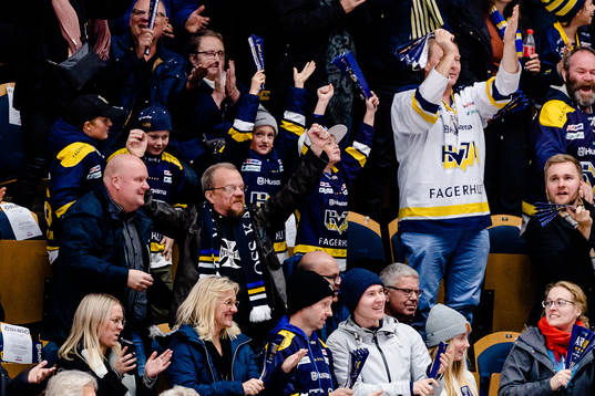 s supportrar jublar när HV71 gör mål 4-2