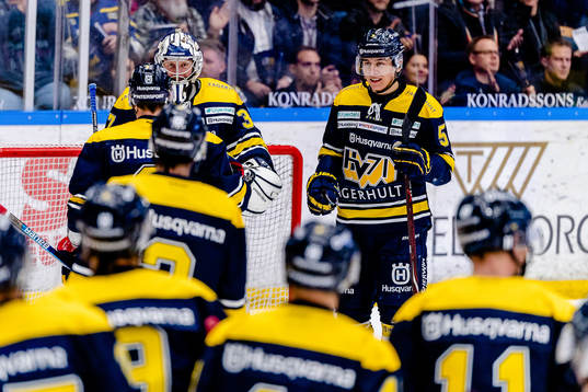 s målvakt Jonas Gunnarsson jublar