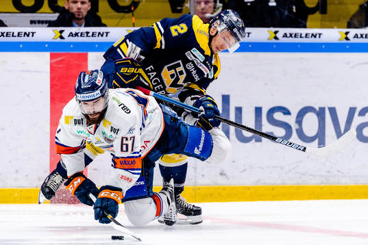 s Kristofer Berglund tacklar Växjös Linus Fröberg