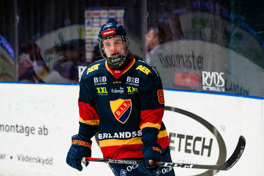 Djurgårdens Tobias Björnfot innan ishockeymatchen i SHL