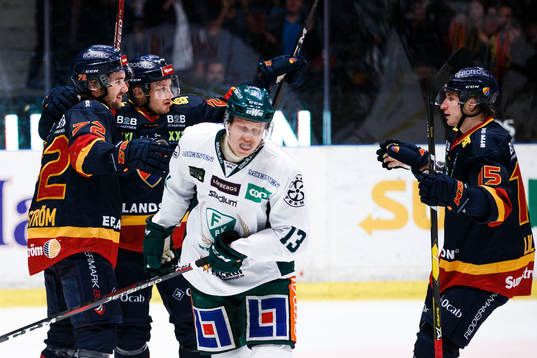 Djurgårdens Emil Bemström jublar med Jakob Lilja