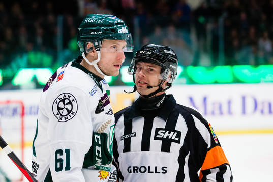 Färjestads Johan Ryno i diskussion med Domare Mikael