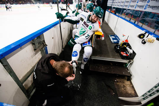Färjestads Jesse Virtanen får skridskorna slipade