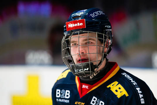 Djurgårdens Tobias Björnfot innan ishockeymatchen i SHL