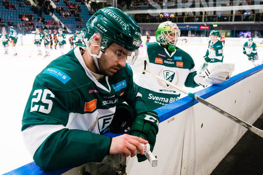 Färjestads Martin Johansson har puder på skaftet på sin
