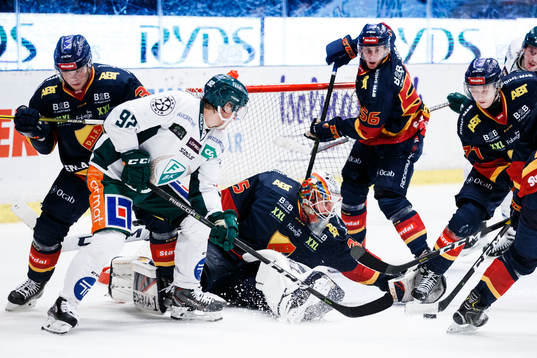 Färjestads Jesper Olofsson oroar framför Djurgårdens