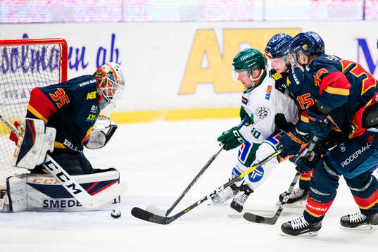 Färjestads Marcus Nilsson med en målchans framför