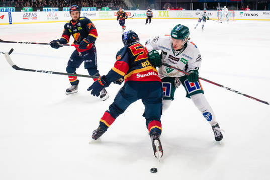 Färjestads Joakim Nygård i kamp om pucken Djurgårdens
