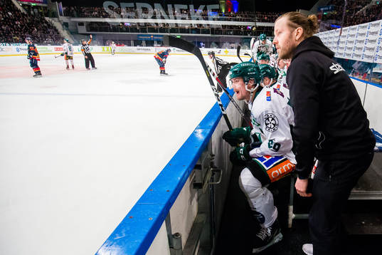 Färjestads Linus Johansson reagerar
