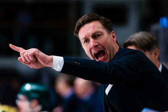Färjestads tränare Johan Pennerborn reagerar