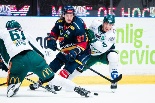 Djurgårdens Axel Jonsson Fjällby i kamp om pucken