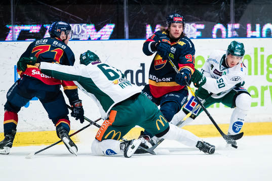 Djurgårdens Axel Jonsson Fjällby i kamp om pucken