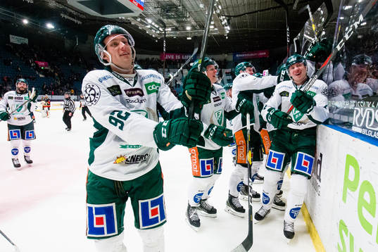Färjestads Jesper Olofsson jublar med lagkamrater