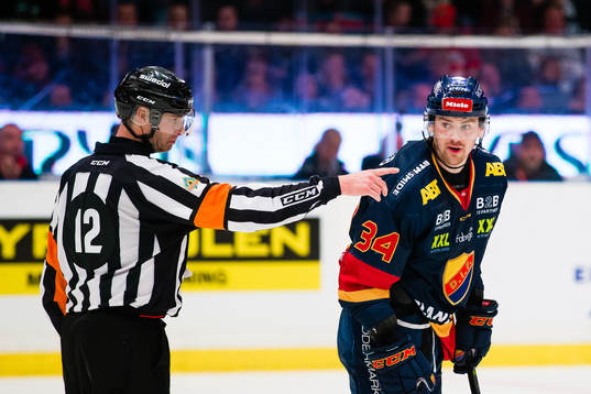 Djurgårdens Daniel Brodin i diskussion med Domare Mikael