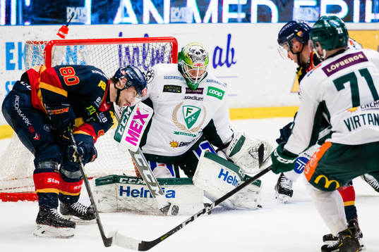 Färjestads målvakt Markus Svensson med en räddning