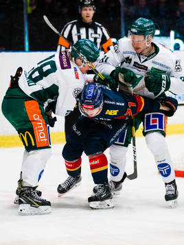 Djurgårdens Jonathan Davidsson i ett bråk med Färjestads