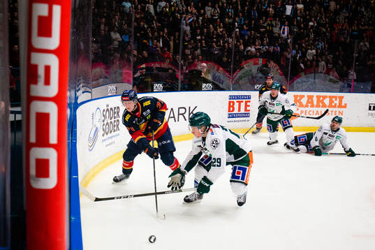 Djurgårdens Jonathan Davidsson i kamp om pucken