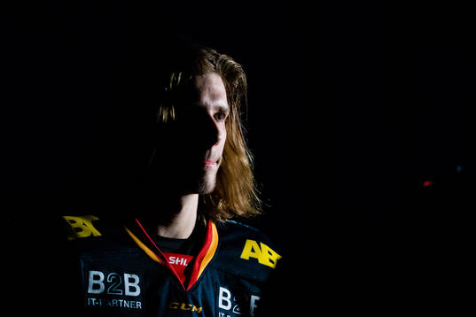 Djurgårdens Axel Jonsson Fjällby innan ishockeymatchen i