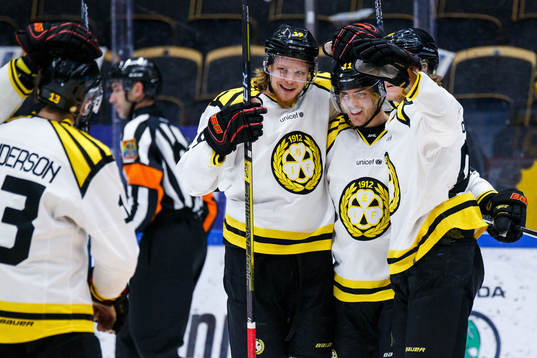 Brynäs spelare jublar med Joel Kellman