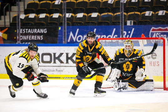 Skellefteås Johan Alm och målvakt Gustaf Lindvall