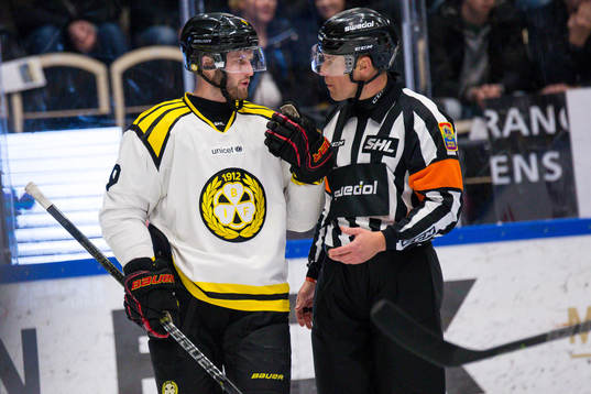 Brynäs Niclas Andersén pratar med domare Tobias Björk