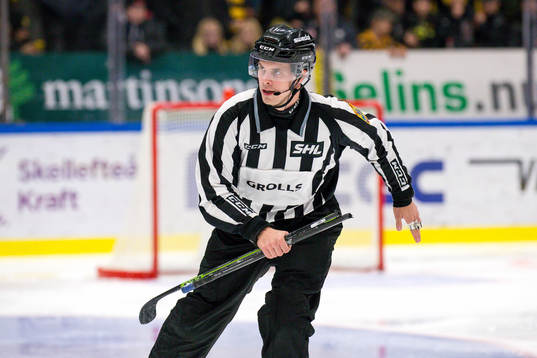 Linjedomaren Tobias Nordlander åker med en trasig klubba