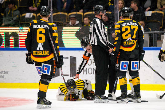 Brynäs Jacob Blomqvist ligger ner