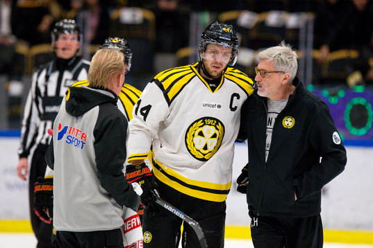 Brynäs Jacob Blomqvist med lagens läkare