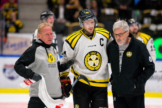 Brynäs Jacob Blomqvist med lagens läkare