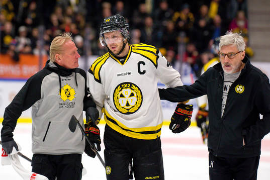 Brynäs Jacob Blomqvist med lagens läkare