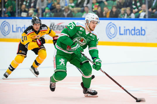Rögles Lucas Elvenes jagas av Luleås Petter Emanuelsson