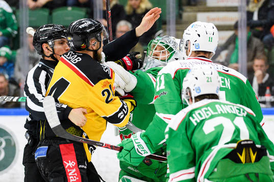 Luleås Johan Harju  i bråk med Rögles målvakt Ville