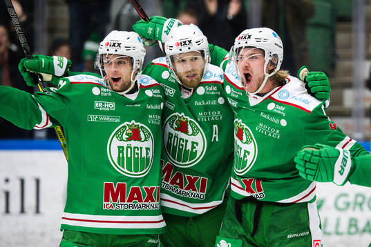 Rögles Daniel Zaar och Ted Brithén jublar med  Linus