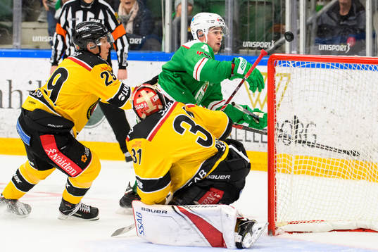 Rögles Kodie Curran med målchans mot Luleås målvakt