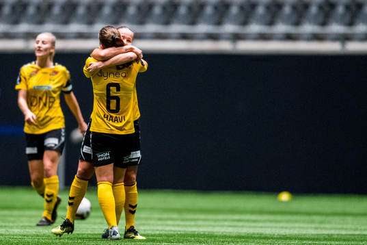 Guro Reiten of LSK Kvinner celebrates with team mate Emilie
