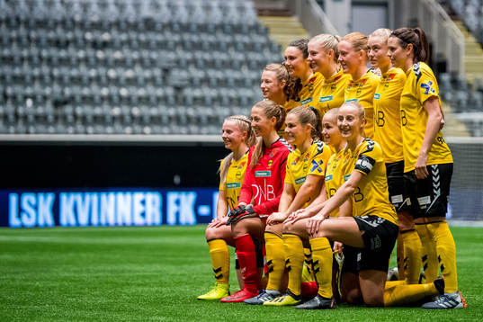 Synne Skinnes Hansen (2nd row), Ingrid Syrstad Engen,