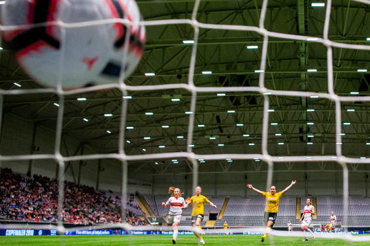 Guro Reiten of LSK Kvinner celebrates for the 4-0 goal