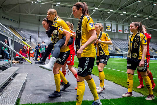 Ingrid Syrstad Engen and Ingrid Kvernvolden of LSK Kvinner