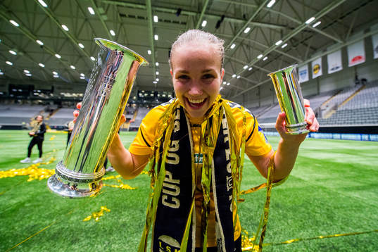 Guro Reiten of LSK Kvinner poses with the trophy