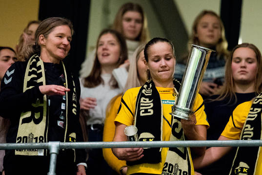 Hege Riise, head coach of LSK Kvinner, and Guro Reiten with
