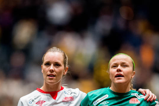 Stine Hovland and goalkeeper Nora Gjøen of Sandviken