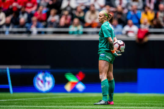 Goalkeeper Nora Gjøen of Sandviken