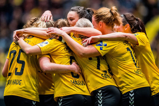 Sophie Roman Haug of LSK Kvinner celebrates with teammates